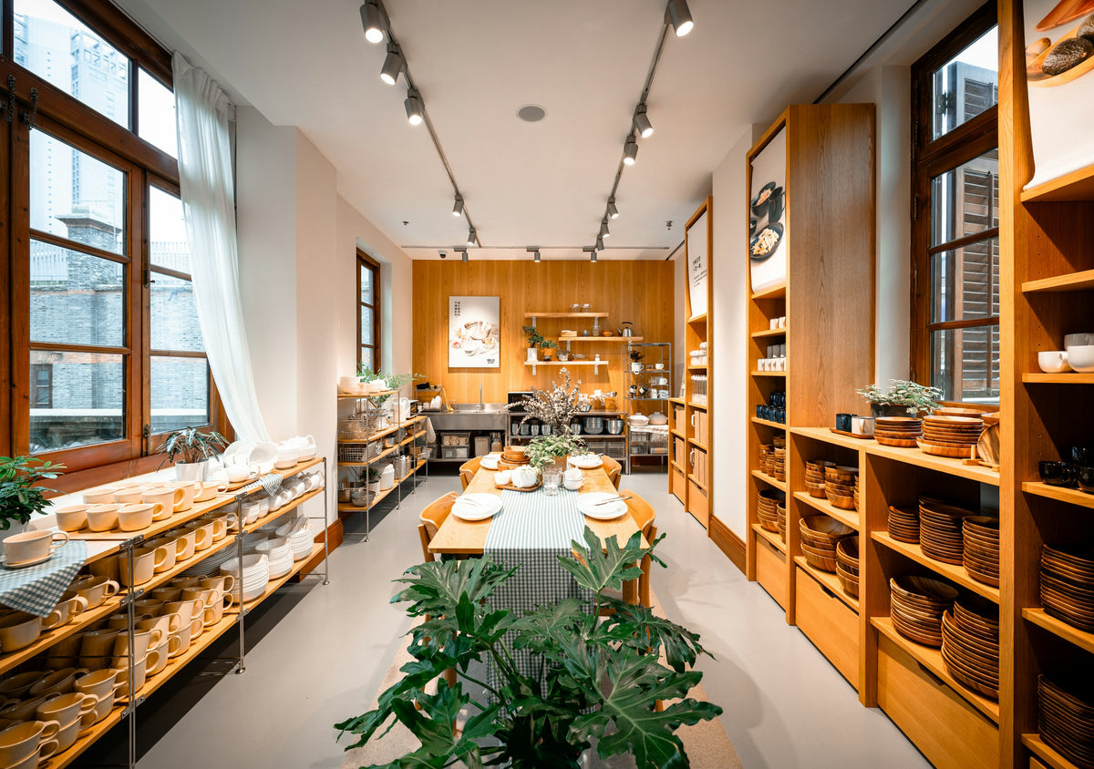 Intérieur lumineux d'une boutique avec des étagères d'articles